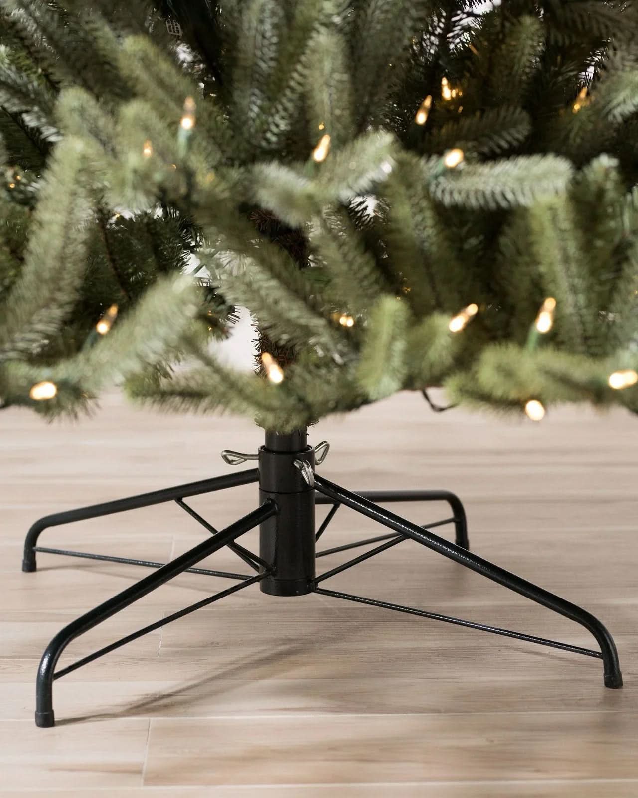 Árvore de Natal Sanibel Spruce com Galhos Articulados, Suporte Metálico e Micro LEDs Embutidos